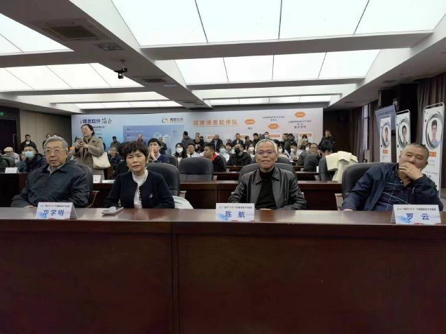 第6分钟，罗德里戈左路送出传中，莫德里奇包抄头球攻门顶偏了。